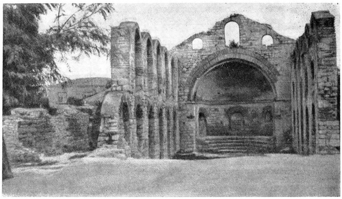 Месемврия. Базилика „Старая митрополия“, вторая половина VI в. Общий вид среднего нефа Месемврия. Базилика „Старая митрополия“, вторая половина VI в. Общий вид среднего нефа