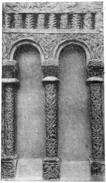 Суздаль. Собор Рождества богородицы. Деталь аркатурно-колончатого пояса